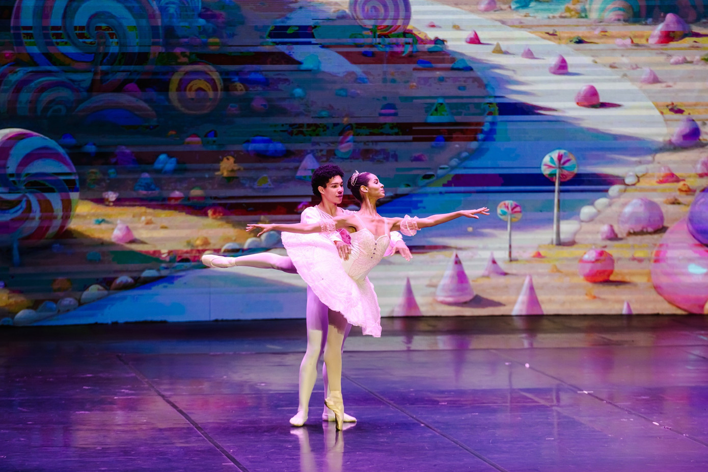 Trích đoạn Snow Scene – Cảnh tuyết rơi từ kiệt tác Kẹp hạt dẻ (The NutCraker) do huyền thoại Alicia Alonso biên đạo (dựa theo nguyên tác của Lev Ivanov) và được thể hiện bởi hai nghệ sĩ Gabriela Druyet và Bertho Rivero.