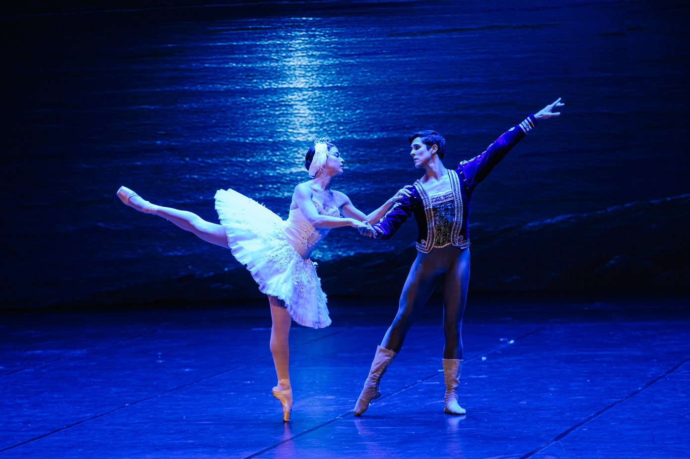 Hình ảnh trong trích đoạn Swan Lake (Hồ Thiên Nga), thuộc đêm diễn của Đoàn Ballet Quốc gia Cuba tại Nhà hát Hồ Gươm.