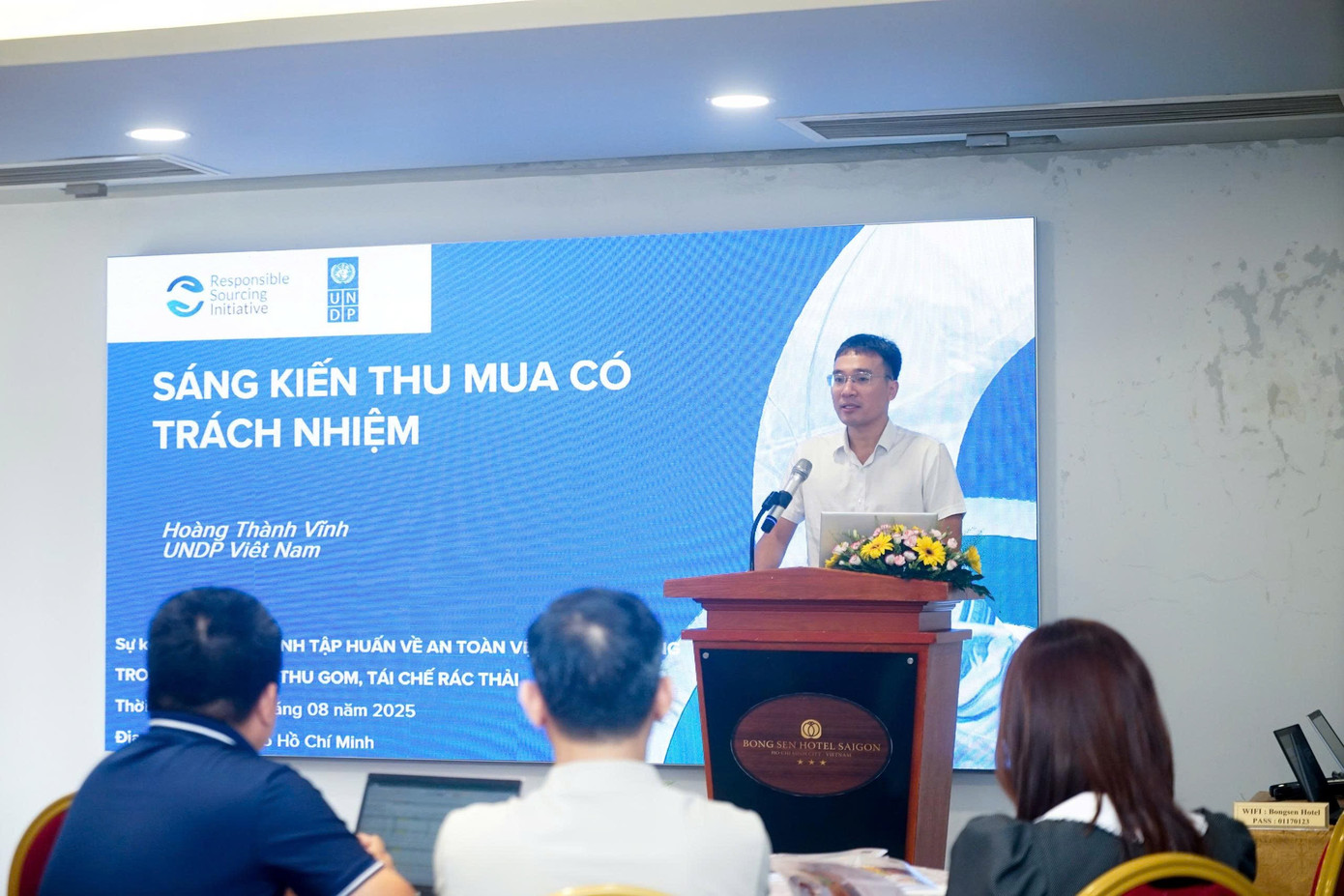 ong-hoang-thanh-vinh-dai-dien-undp-viet-nam-chia-se-ve-sang-kien-thu-mua-co-trach-nhiem-trong-chuoi-gia-tri-tai-che-nhua-tai-viet-nam.jpg