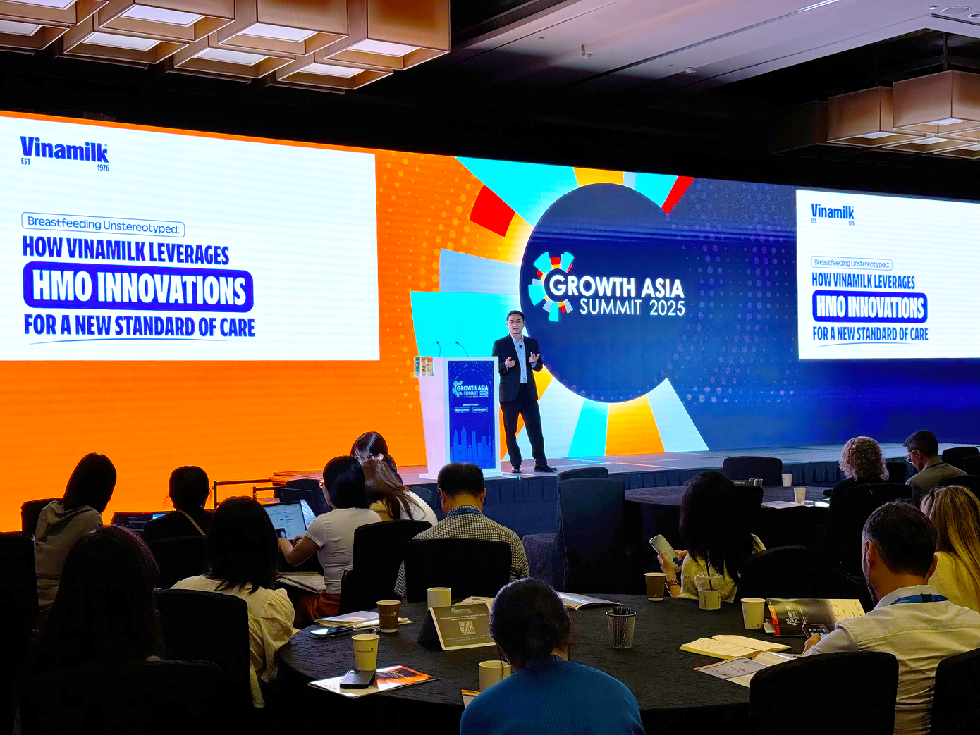 Đại diện Vinamilk, ông Nguyễn Quang Trí – Giám đốc điều hành Marketing – chia sẻ về đột phát 6 HMO trong sản phẩm sữa bột trẻ em Vinamilk Optimum tại diễn đàn lớn nhất châu Á về cơ hội phát triển trong ngành thực phẩm, đồ uống và dinh dưỡng (Ảnh: Hồng Nhân). hinh-1-1.png