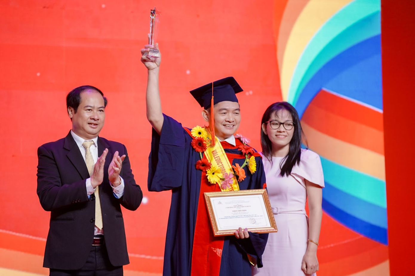 MSc. Hoang Cong Thanh – Jahrgangsbester des Master-Abschlusses in Finanzen und Bankwesen, Jahrgang 2023, am Abschlusstag image003-8591.png