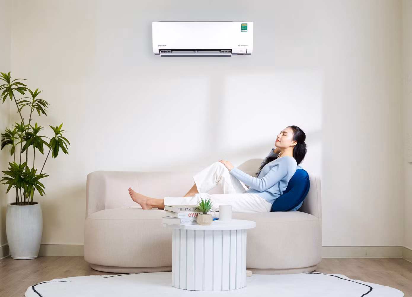 dieu-hoa-daikin-ftkm-cho-phep-dieu-chinh-do-am-linh-hoat-gop-phan-nang-cao-su-thoai-mai-trong-sinh-hoat-hang-ngay.jpg