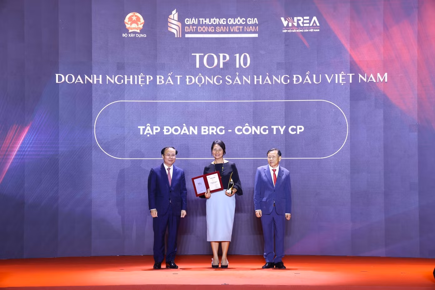 01-ba-tran-tuyet-nhung-pho-tong-giam-doc-tap-doan-brg-nhan-danh-hieu-giai-thuong-top-10-doanh-nghiep-bat-dong-san-hang-dau-viet-nam.jpg