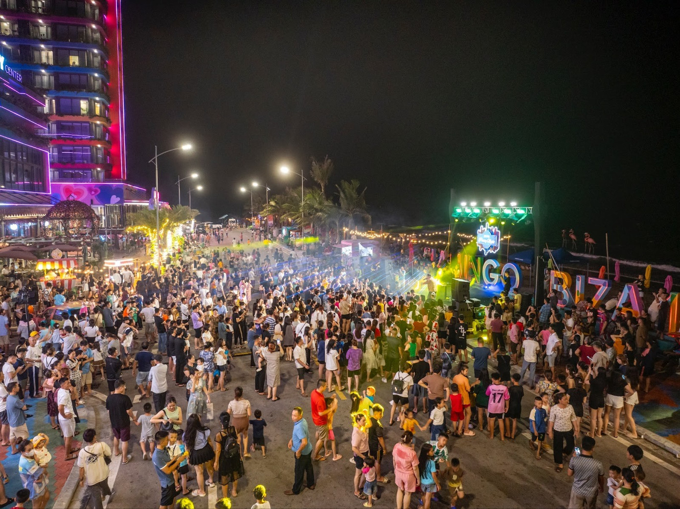 Không gian lễ hội biển 24/7 tại Flamingo Ibiza Hải Tiến thu hút đông đảo du khách với mô hình giải trí kéo dài từ sáng đến khuya. image001-7853.jpg