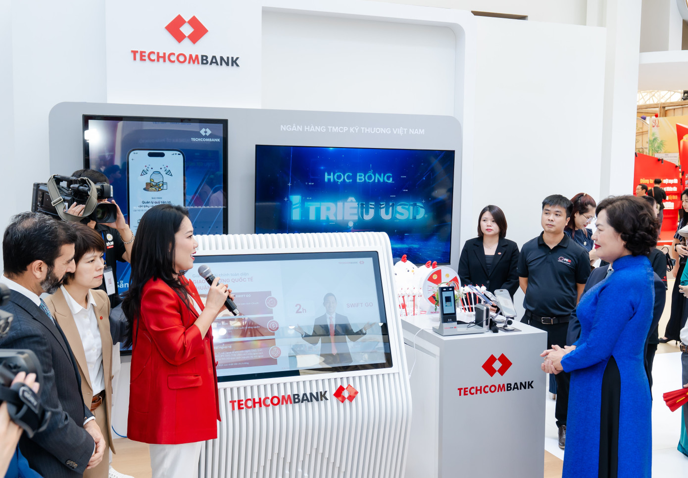 gian-trung-bay-cua-techcombank.jpg