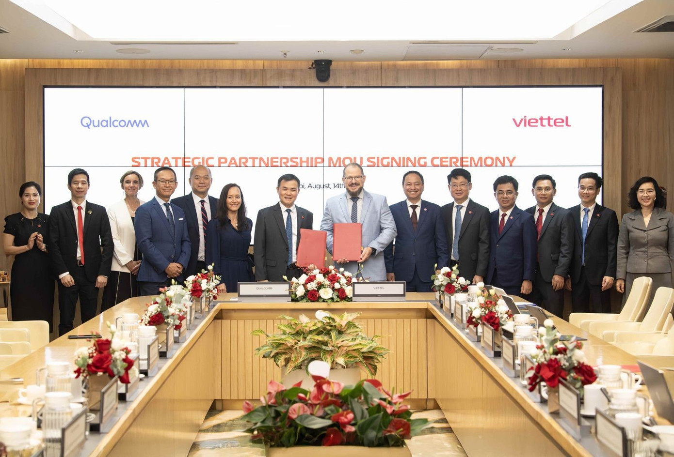 5-thang-5-2025-viettel-va-qualcomm-ky-thoa-thuan-hop-tac-chien-luoc-muc-tieu-dua-viet-nam-tro-thanh-trung-tam-ve-nghien-cuu-va-phat-trien-cong-nghe-lon-cua-the-gioi.jpg