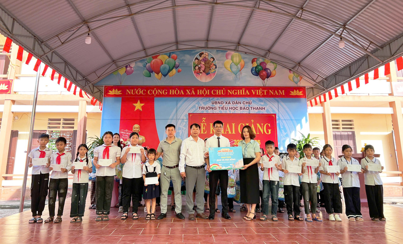 Học sinh Trường Tiểu học Bảo Thanh (tỉnh Phú Thọ) nhận món quà năm học mới 2025 -2026 của công ty Japfa img-1125.jpg