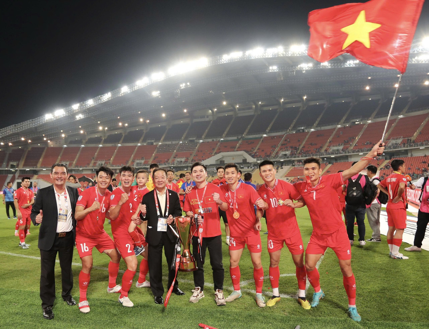 CLB Hà Nội của bầu Hiển đang giữ kỷ lục 15 mùa giải liên tiếp nằm trong top 3 V-League và thường xuyên đóng góp quân số đông nhất cho đội tuyển quốc gia qua nhiều thời kỳ. Ảnh: T&T. anh-1.jpg