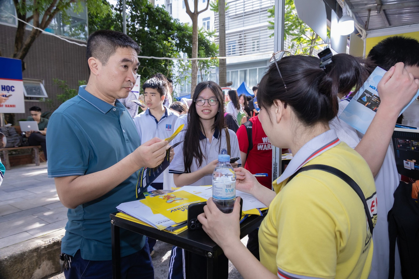 Parents today are always having a headache choosing post-secondary schools for their children. image003.jpg