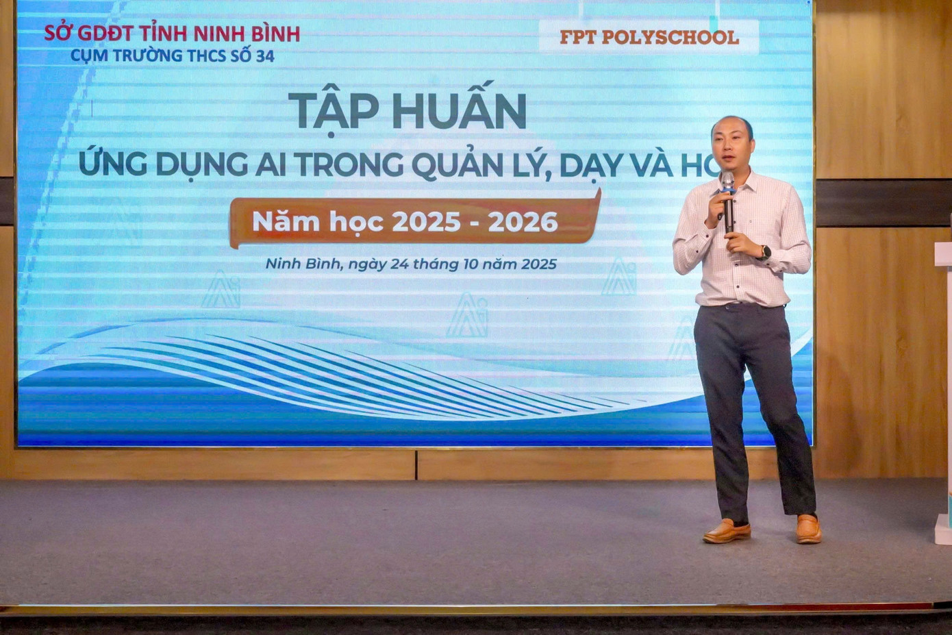 مسٹر ٹران ہوو تھین - ایف پی ٹی پولی اسکول کے ڈائریکٹر نے مینجمنٹ، ٹیچنگ اور لرننگ میں AI ایپلیکیشن پر تربیتی سیشن میں اشتراک کیا anh-3.jpg