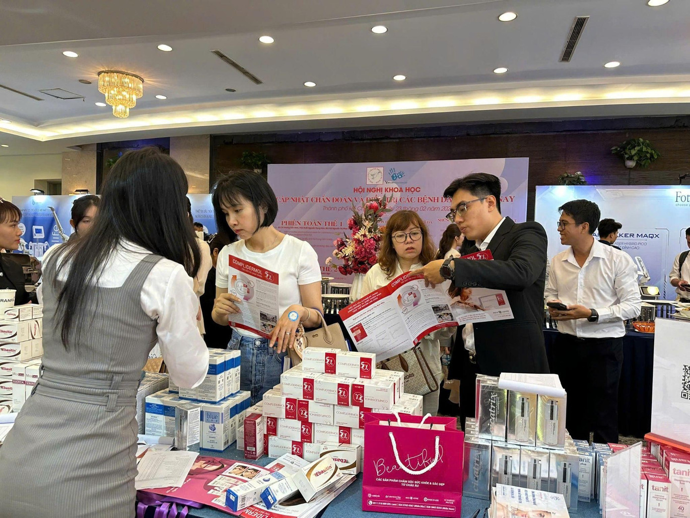 Blue Cap Cream có mặt tại Hội Nghị Khoa học cập nhật chẩn đoán và điều trị các bệnh về da khó hiện nay - Ảnh: DNCC image003-8405.jpg