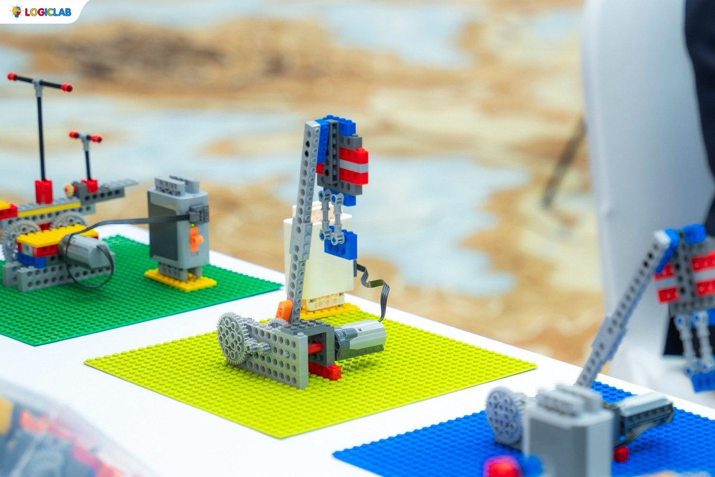 Lập trình và điều khiển robot là những trải nghiệm thực hành tại Bricks 4 Kidz® giúp các em học sinh làm quen với công nghệ, khơi dậy niềm đam mê sáng tạo và khám phá ngay từ nhỏ. image005-8559.jpg