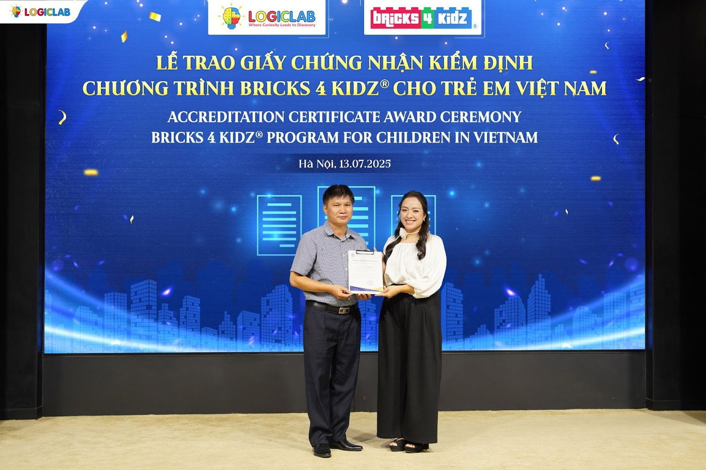 Khoảnh khắc Logic Lab và đại diện Viện Khoa học Giáo dục Việt Nam trong Lễ trao Giấy chứng nhận kết quả thẩm định chất lượng chương trình giáo dục Bricks 4 Kidz®. image001-5482.jpg
