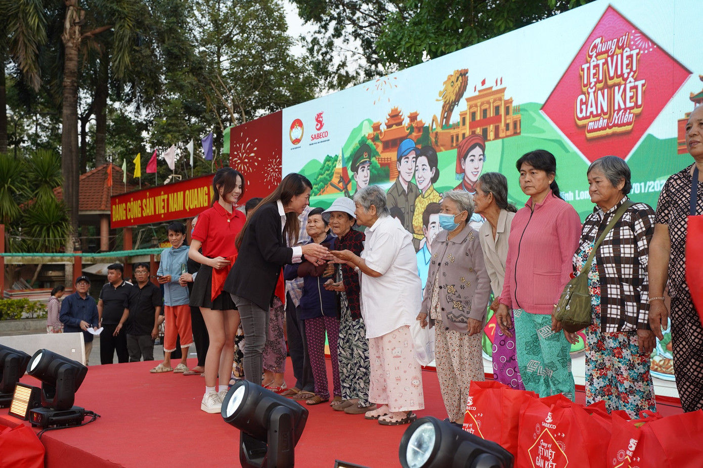 dai-dien-sabeco-trao-qua-tet-cho-nguoi-dan-co-hoan-canh-kho-khan-tren-dia-ban-tinh.jpg
