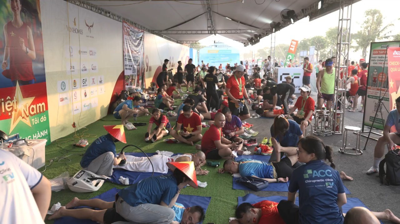 El equipo de especialistas en rehabilitación y fisioterapia de la Clínica ACC realiza estiramientos intensivos y cuidados posteriores a la carrera para los atletas. image003-7372.jpg