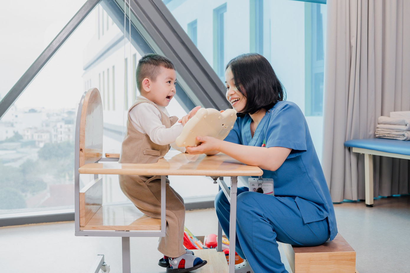 benh-nhi-tap-ngon-ngu-tri-lieu-cung-bac-si-chuyen-khoa-phuc-hoi-chuc-nang.jpg