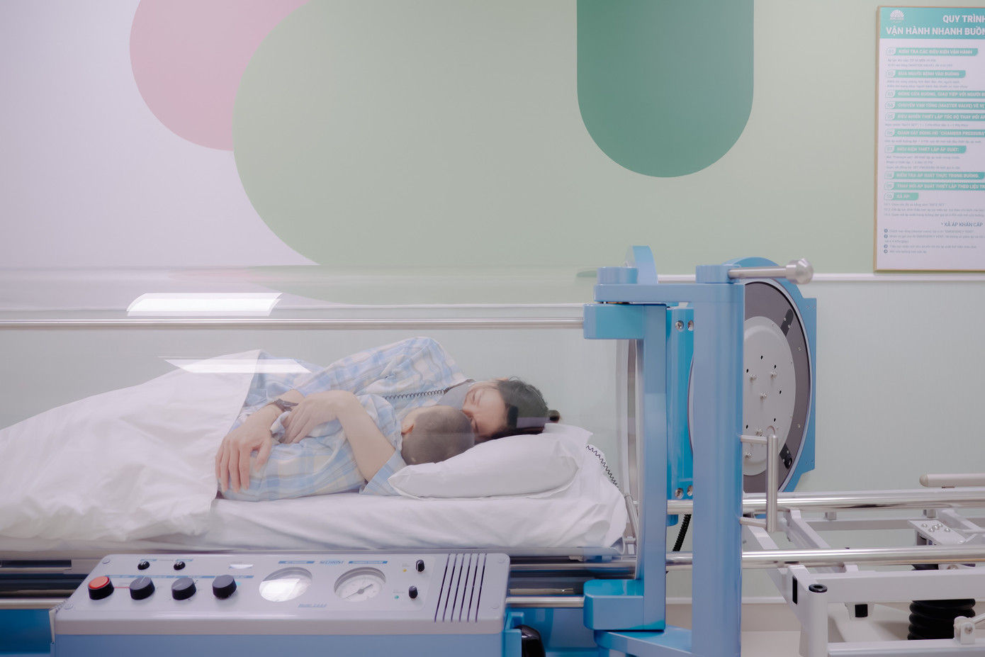 benh-nhi-nam-dieu-tri-trong-buong-oxy-cao-ap-don-cong-nghe-my-tai-bvdk-hong-ngoc.jpg