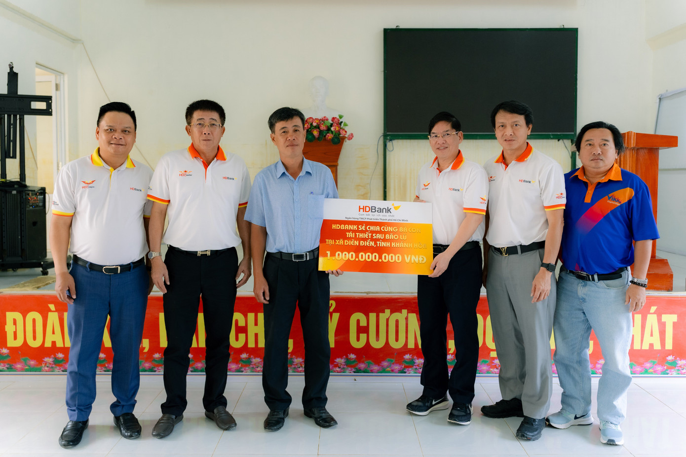 anh-3-tong-giam-doc-nguyen-huu-dang-dai-dien-hdbank-trao-ho-tro-den-ba-con-dien-dien-khanh-hoa-de-som-khoi-phuc-cuoc-song-sau-lu.jpg