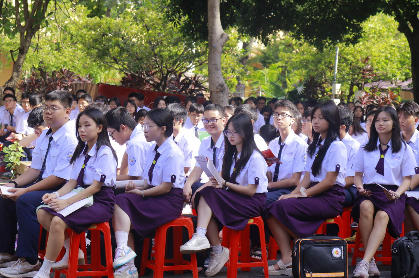 'Para anggota baru' sekolah Nguyen Thi Minh Khai dengan penuh perhatian mendengarkan ceramah dari mahasiswa PhD Ha Dang Nhu Quynh, IELTS 9.0 dan saat ini menjabat sebagai direktur akademik di DOL English. hinh-2.jpg