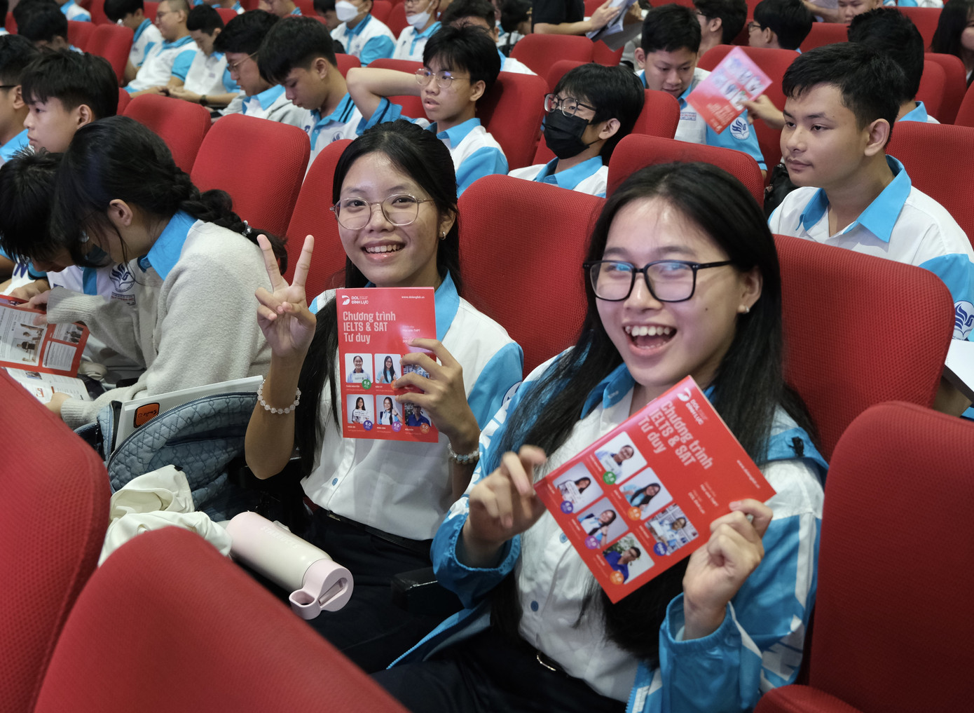 Siswa perempuan kelas 10 Gifted High School, Universitas Nasional Kota Ho Chi Minh bersemangat dengan sesi berbagi tentang Linearthinking dari DOL English hinh-1.jpg