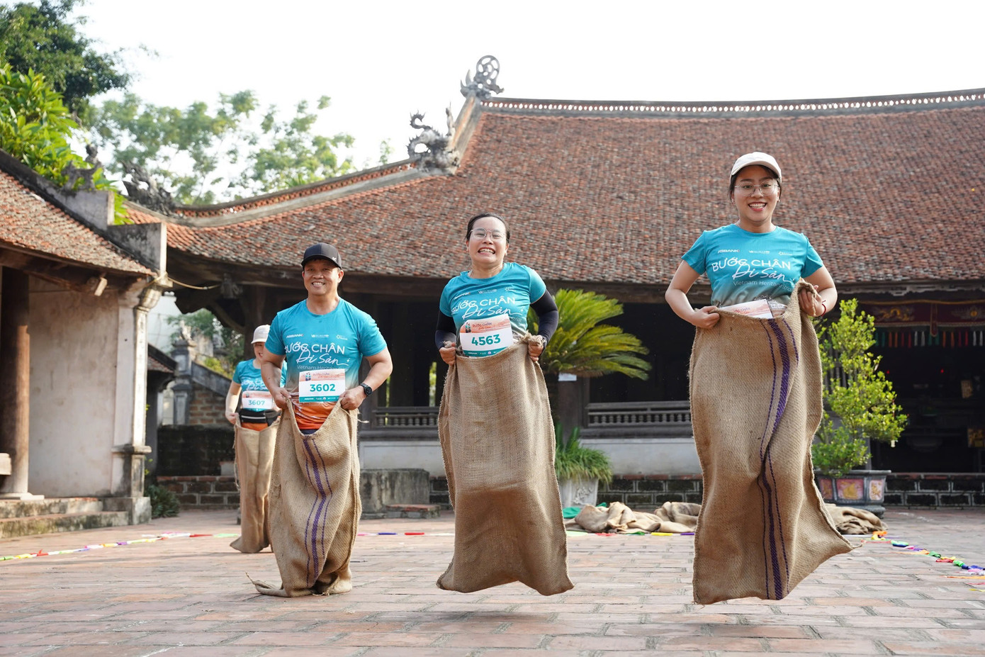 runners-chinh-phuc-thu-thach-doc-dao-tren-cung-duong-gan-lien-lich-su-van-hoa-viet-nam.jpg