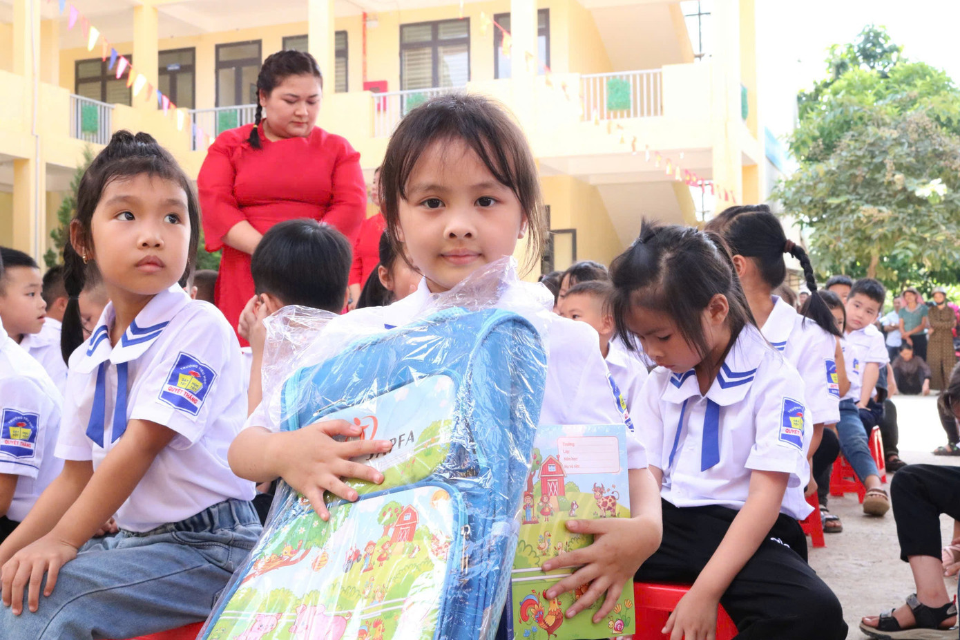 Chương trình “Trao gửi yêu thương, cùng em đến trường” năm nay mở rộng quy mô khu vực, tăng số lượng phần quà và học bổng cho nhiều học sinh tiểu học anh-be-gai-2.jpg