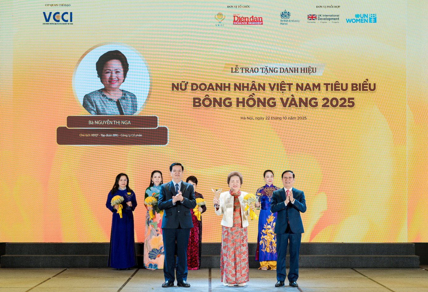 01-madame-nguyen-thi-nga-chu-tich-tap-doan-brg-lan-thu-6-vinh-du-nhan-danh-hieu-top-10-nu-doanh-nhan-viet-nam-tieu-bieu-bong-hong-vang.jpg