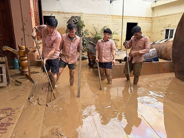 Tuy công việc vất vả, người lấm lem bùn đất nhưng các cán bộ Phòng giao dịch NHCSXH Kỳ Sơn vẫn quyết tâm hỗ trợ người dân sớm ổn định cuộc sống