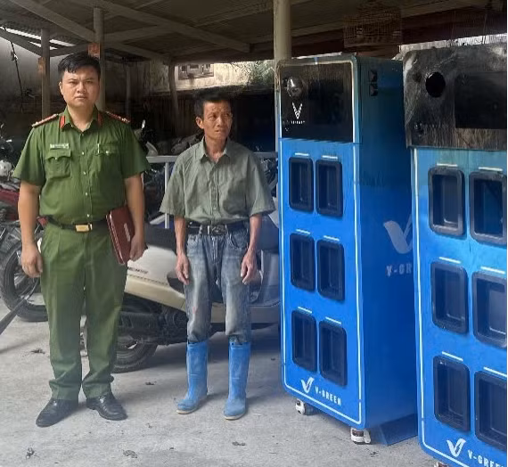 Đối tượng Nguyễn Đình Quảng cùng tang vật tại Cơ quan Công an.