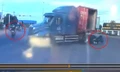 [CLIP] Pha xử lý 'thót tim' của tài xế xe container khiến nhiều người đi đường hoảng hồn 