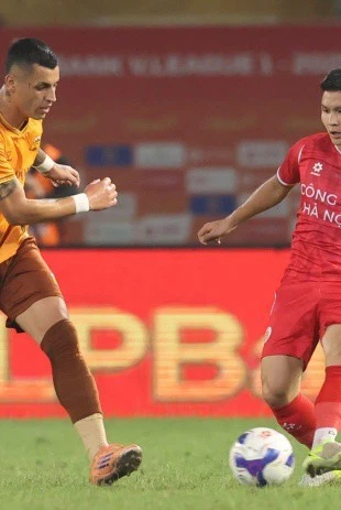 HIGHLIGHTS: Công an Hà Nội thắng đậm HAGL, vững ngôi đầu bảng 