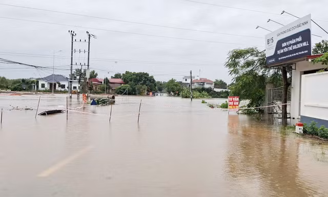 Nhiều hộ dân ở xã Yên Thế bị ngập nước lũ.