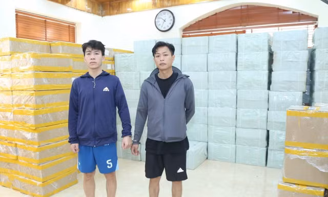 Đối tượng Sái Văn Toàn (bên trái), đối tượng Nong YongDa (bên phải) và tang vật vụ án.