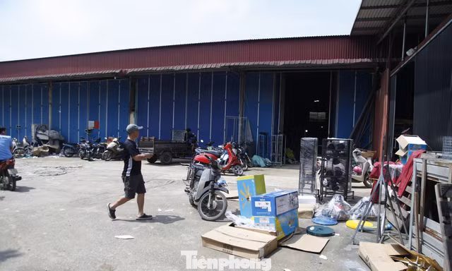 Khu vực nhà xưởng của gia đình Vua quạt.