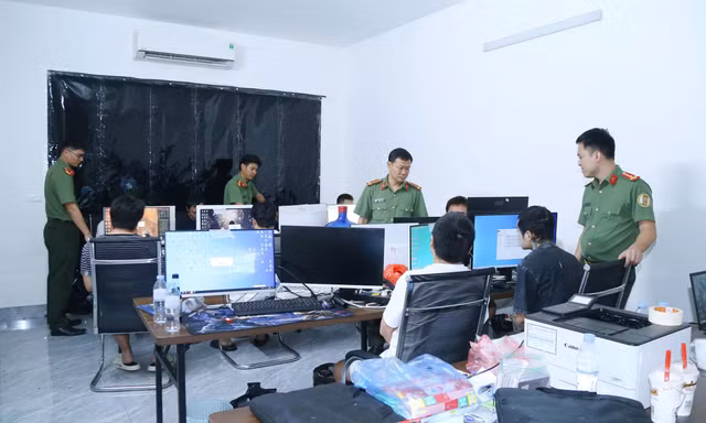 Công an kiểm tra các đối tượng. Ảnh: Công an tỉnh Bắc Ninh.
