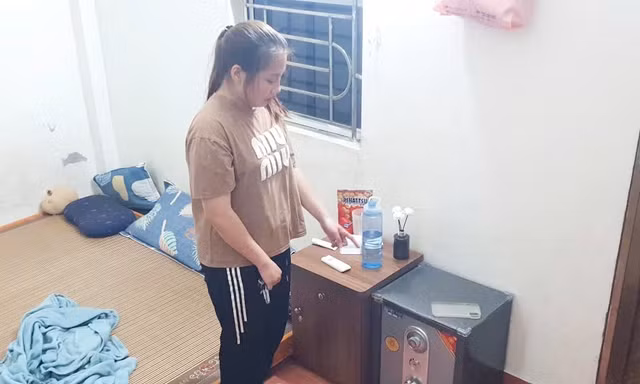 Đối tượng Nga tại nơi cất giấu vàng và tiền.