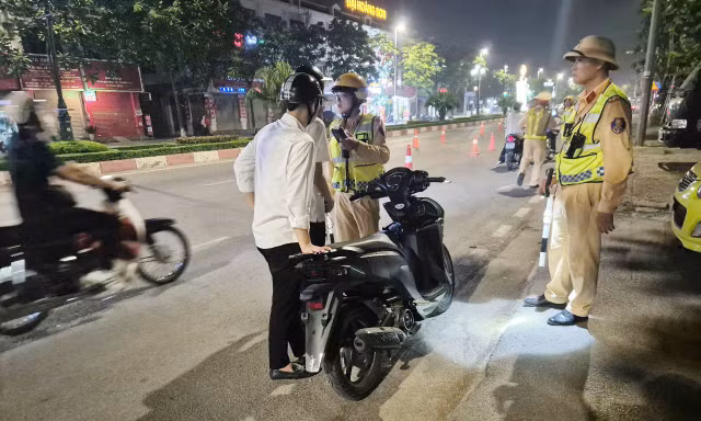 Cảnh sát giao thông Công an tỉnh Bắc Ninh kiểm tra, xử phạt phương tiện giao thông.