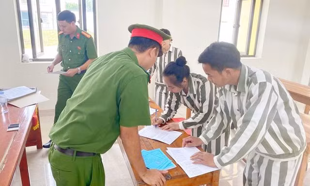 Cán bộ Trại tạm giam số 2 – Công an tỉnh Bắc Ninh làm thủ tục trả tự do cho phạm nhân được giảm hết thời hạn chấp hành án phạt tù còn lại.