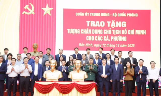 Quân ủy Trung ương – Bộ Quốc phòng tổ chức trao 99 tượng Bác Hồ tặng các xã, phường tỉnh Bắc Ninh.