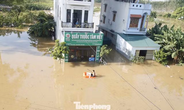 Hàng nghìn hộ dân ở Bắc Ninh bị cô lập do nước lũ. Ảnh: Nguyễn Thắng