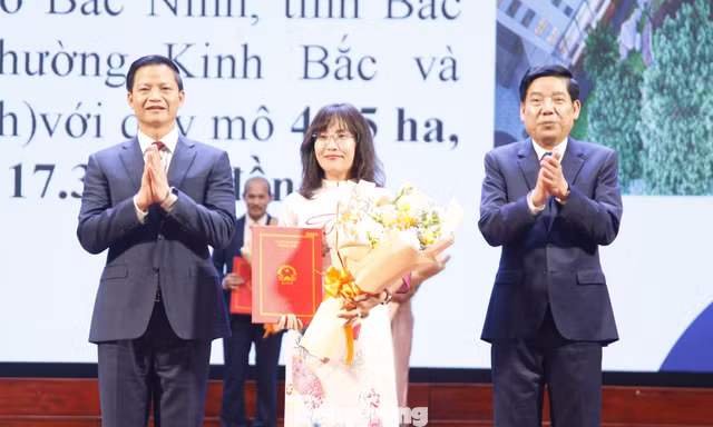 Lãnh đạo tỉnh Bắc ninh trao chứng nhận đầu tư cho doanh nghiệp. Ảnh: Nguyễn Thắng
