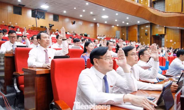 Đại biểu thông qua các nghị quyết tại kỳ họp HĐND tỉnh Bắc Ninh. Ảnh: Nguyễn Thắng.