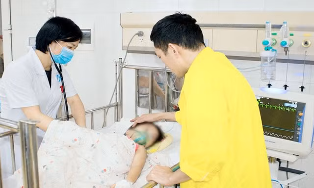 Bác sĩ kiểm tra sức khỏe bé T.
