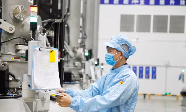 Một doanh nghiệp Trung Quốc đang đầu tư, sản xuất trong khu công nghiệp ở tỉnh Bắc Ninh. Ảnh: Nguyễn Thắng