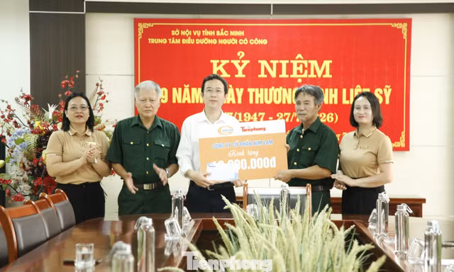 Nhân dịp này, Báo Tiền Phong và Công ty Cổ phần Him Lam trao 30 triệu đồng tặng các thương binh tại trung tâm.