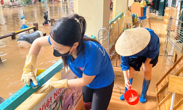 Tại các khu vực bị ảnh hưởng, các tình nguyện viên tổ chức dọn dẹp bùn đất, vệ sinh trường học, trạm y tế, nhà văn hóa để sớm ổn định sinh hoạt cho người dân sau bão.