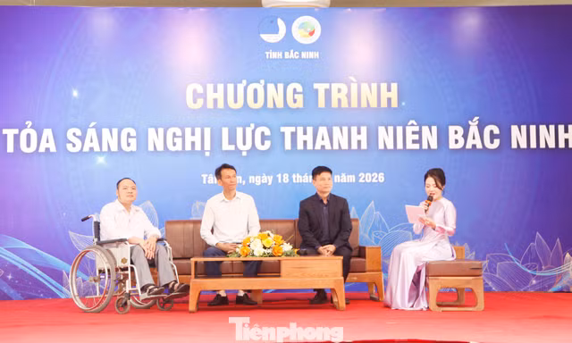 Anh Nguyễn Duy Tưởng - một tấm gương người khuyết tật (bên trái) giao lưu tại chương trình.