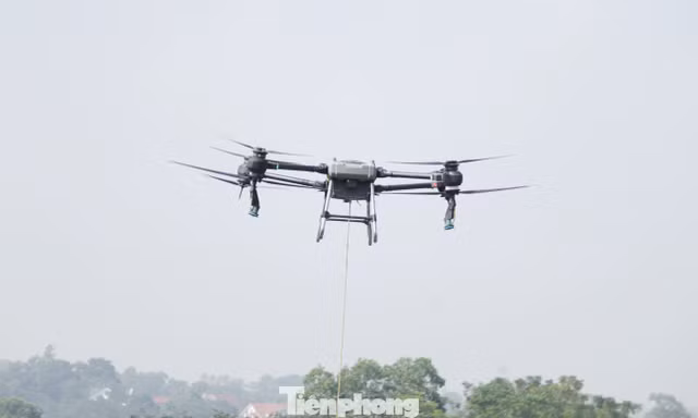 Bay drone vận chuyển hàng tấn hàng hỗ trợ người dân vùng lũ bị cô lập ở Bắc Ninh. Ảnh: Nguyễn Thắng