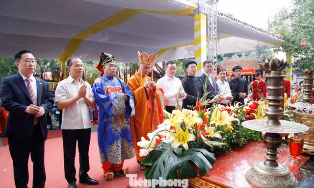 Choáng ngợp dòng người đổ về Đền Đô rước vua Lý.
