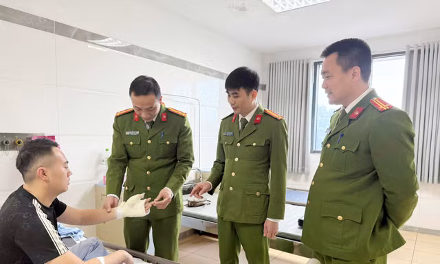 Thăm hỏi, động viên Đại úy Nguyễn Nhân Huy. Ảnh: Công an phường Vũ Ninh.